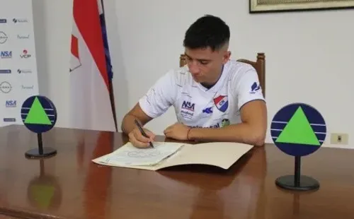 Bruno Cabrera cuando fichó por Nacional de Paraguay.