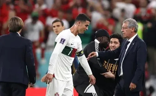 Cristiano Ronaldo cabizbajo cerca de Fernando Santos, el DT de Portugal. (Getty Images 2022).