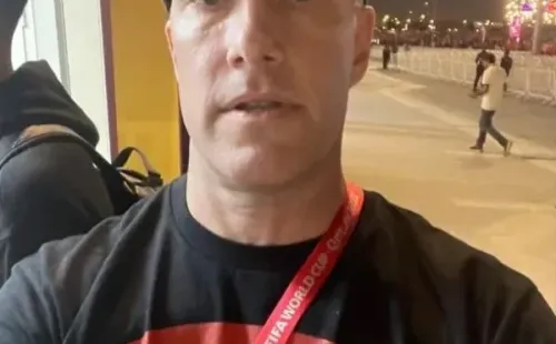 Grant Wahl usando una camiseta arcoris en el mundial de Qatar 2022.