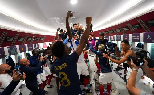 La celebración con todo en el camarín. Foto: @equipedefrance