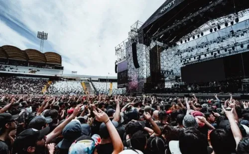 La gente llegó en gran número al estadio de Colo Colo (Foto: Guille Salazar)