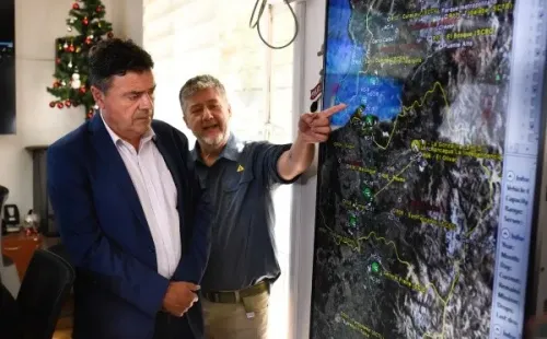 Ministro Esteban Valenzuela junto al director de Incendios de CONAF, Pablo Lobos, estudian la situación de los incendios en Chile.
