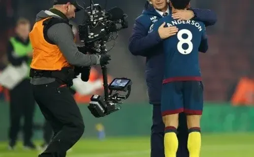 Pellegrini se abraza con Felipe Anderson, su pupilo en el West Ham United. (Getty Images).