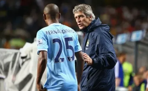Manuel Pellegrini le da instrucciones a Fernandinho en el Manchester City. (Getty Images 2022).