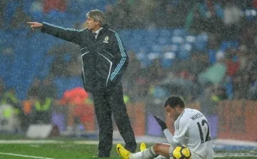 Manuel Pellegrini da indicaciones mientras un joven Marcelo se repone de una entrada. (Getty Images).