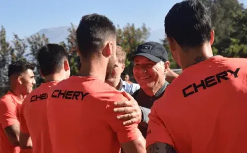 Ariel Holan saluda a Gary Kagelmacher en el inicio de la pretemporada de Universidad Católica (Captura).
