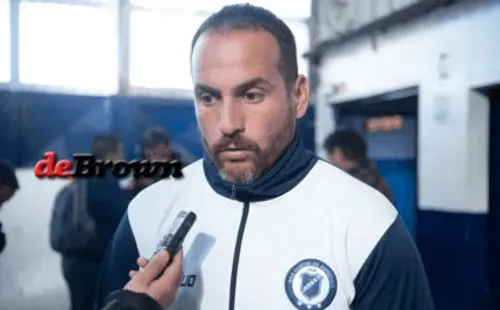 Cristian Ferlauto con el buzo de DT de San Martín de Burzaco. (Gentileza De Brown).