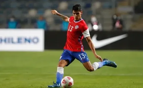 Erick Wiemberg en acción por la selección chilena: jugó un amistoso que la Roja le ganó por 2-1 a Bolivia en El Teniente de Rancagua. (Agencia Uno).