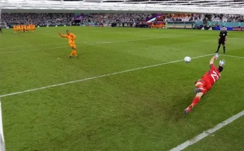 Emiliano Martínez atajando el penal de Van Dijk en los cuartos de final (Getty)