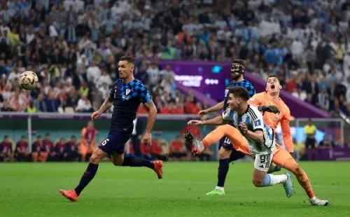 La polémica jugada de Livakovic con Julián Álvarez (Getty)