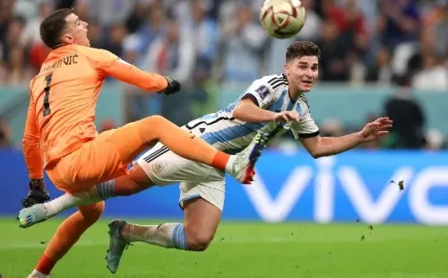 La jugada polémica entre Livakovic y Álvarez desató muchos comentarios (Getty)