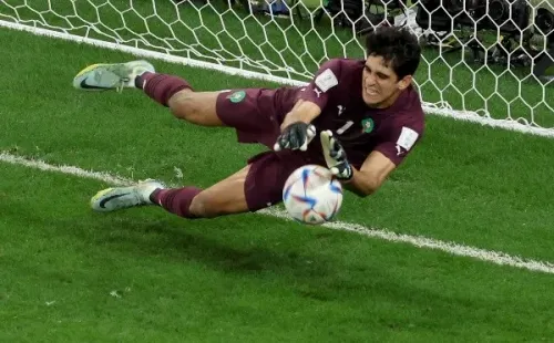 Yassine Bounou detuvo los penales de Soler y Busquets en octavos.