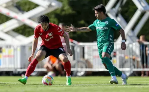 Sebastián Palacios en acción en un amistoso de pretemporada frente al Bayer Leverkusen de Charles Aránguiz. (Getty Images).