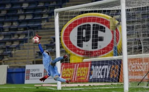 Vicente Bernedo en una definición a penales que tuvo Universidad Católica ante Deportes Iquique en la Copa Chile 2021. (Agencia Uno).