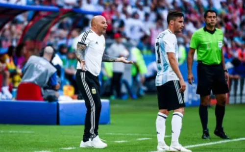 Jorge Sampaoli con el buzo de la selección de Argentina. A metros de él, Nicolás Tagliafico, lateral izquierdo titular de Argentina ante Francia en los octavos de final de Rusia 2018. (Getty Images).
