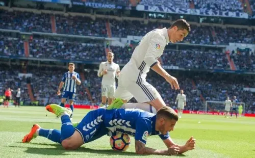Theo Hernández en acción por el Deportivo Alavés en un duelo ante Cristiano Ronaldo. (Getty Images).
