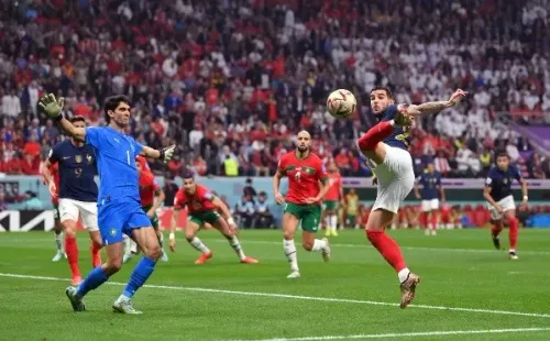Otra toma de la gran pirueta de Theo Hernández. (Getty Images 2022).