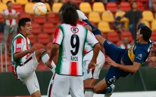 Guillermo Burdisso en acción por Boca Juniors ante Palestino en 2015. (Agencia Uno).