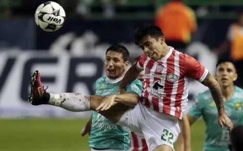 Guillermo Burdisso lucha un balón con Edson Puch en un partido entre el León de México y el Necaxa. (Getty Images).