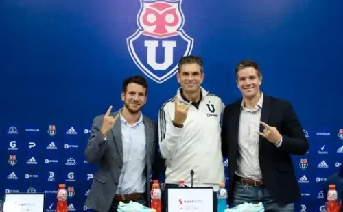 Mauricio Pellegrino fue presentado en Universidad de Chile. A la izquierda aparece Manuel Mayo, gerente deportivo de Azul Azul y a la derecha, Michael Clark, el presidente de la concesionaria. (Prensa U. de Chile).