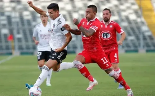 Williams Alarcón protege la pelota ante Juan Leiva en un duelo entre Colo Colo y Unión La Calera. (Agencia Uno).