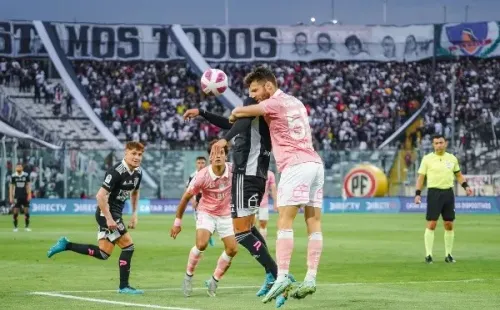 Gary Kagelmacher disputa un balón aéreo en un clásico entre Colo Colo y Universidad Católica. (Guille Salazar/RedGol).