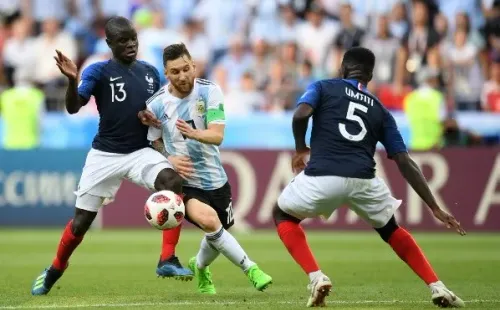 Lionel Messi nada pudo hacer ante Francia, siendo poco ayudado por el mal planteamiento de Jorge Sampaoli desde la banca. | Foto: Getty Images.