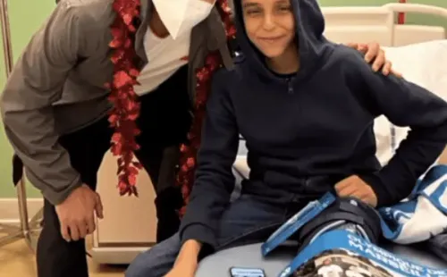 Alexis Sánchez en un hospital de niños