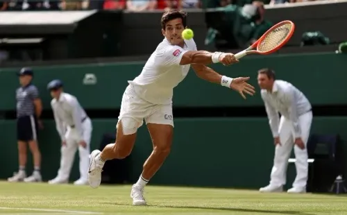 Uno de los momentos más destacados del 2022 del tenis chileno lo protagonizó Garin, quien cayó el 6 de julio en cuartos de final de Wimbledon a manos de Nick Kyrgios. | Foto: Getty