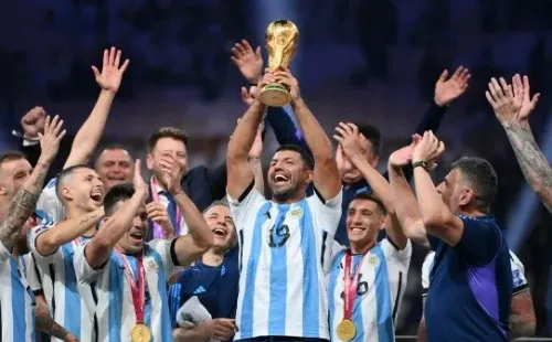 El Kun Agüero también tuvo la chance de levantar el trofeo de campeón mundial que conquistó Argentina en Qatar 2022. (Getty Images).