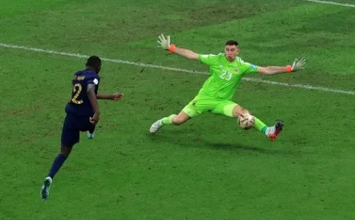 Kolo Muani tuvo una ocasión clarísima para darle el triunfo a Francia, pero el Dibu Martínez activó el modo invencible y salvó a Argentina. (Getty Images 2022).