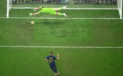 Una toma del penal de Kylian Mbappé en la tanda de penales que consagró a Argentina en Qatar 2022. (Getty Images).