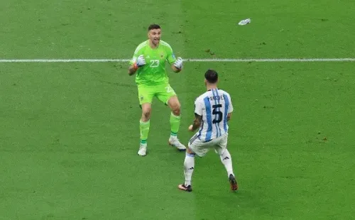Emiliano Martínez celebra el penal de Leandro Paredes