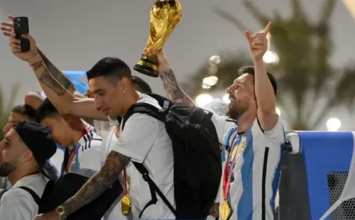 Messi celebra con la copa en el bus de Argentina