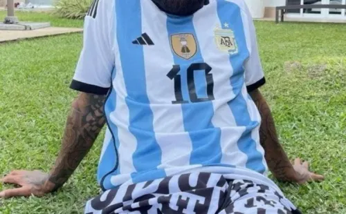Vidal con la polera que le dio Messi (Instagram)