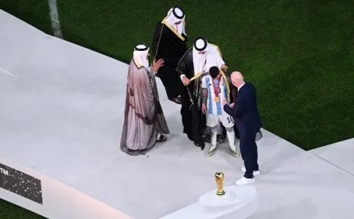 Messi en la ceremonia donde le ponen el bisht en su espalda (Getty)