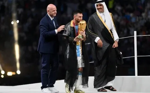 Messi besa la copa del mundo con el bisht puesto (Getty)