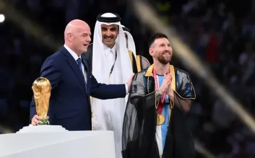 Lionel Messi a instantes del momento culminante en Qatar 2022: levantar el trofeo que consagra a Argentina como campeón. (Getty Images).
