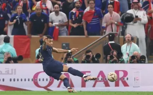 Kylian Mbappé impacta el balón para anotar el segundo de los tres tantos que le anotó con Francia a Argentina en la gran final de Qatar 2022. (Getty Images).