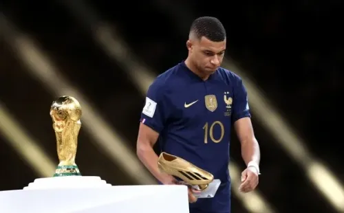 Otra fotografía más de Kylian Mbappé, triste tras perder la final del Mundial de Qatar 2022. (Getty Images).