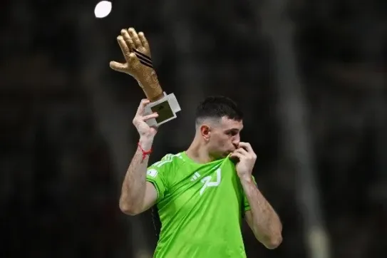 El orgullo del Dibu Martínez por el Guante de Oro en Qatar 2022. (Getty Images).