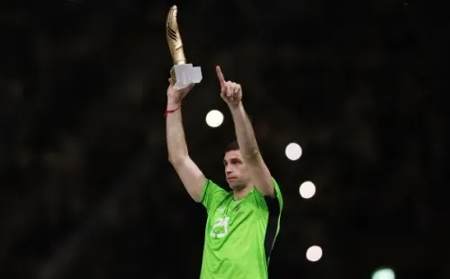 Dibu Martínez alza el Guante de Oro que ganó en Qatar 2022. (Getty Images).