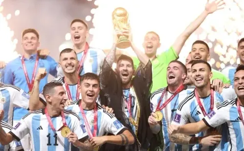Messi levan la copa del mundo (Foto:Getty)