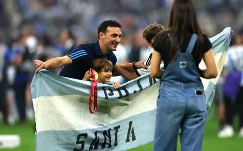 Lionel Scaloni celebra con su familia tras la final que Argentina le ganó a Francia por penales. (Getty Images 2022).
