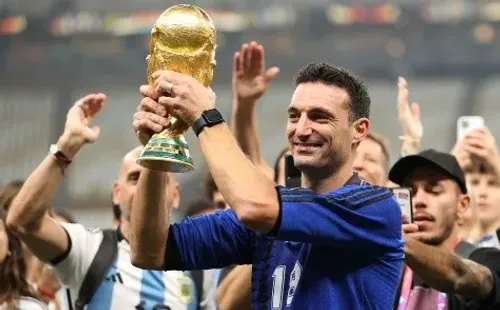 Lionel Scaloni celebra con el trofeo del Mundial de Qatar 2022. (Getty Images 2022).