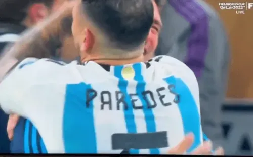 El abrazo de Leandro Paredes con Lionel Scaloni tras la consagración de Argentina en el Mundial de Qatar 2022. (Captura).