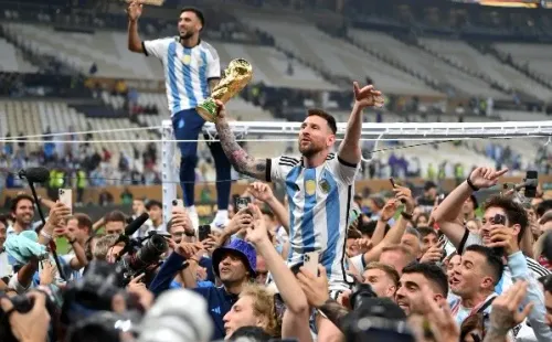 Messi con la copa del mundo en su mano, el sueño de toda su carrera (Getty)