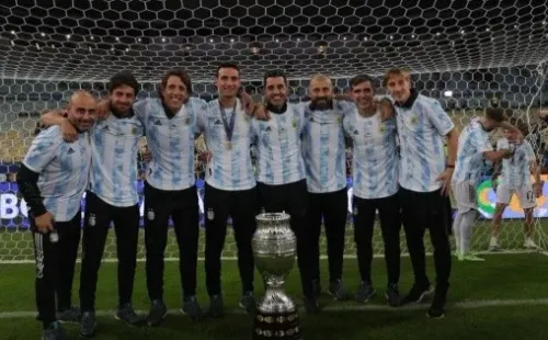 Matías Manna es el último de izquierda a derecha que aparece en esta foto de festejo de la Copa América 2021 que Argentina le ganó a Brasil en el mítico estadio Maracaná.
