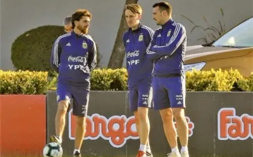 Matías Manna conversa con Pablo Aimar y Lionel Scaloni, el DT de la selección de Argentina.