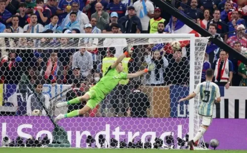 Dibu Martínez volando en la final ante Francia (Getty)